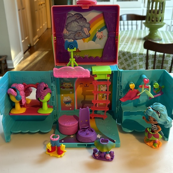 Gabby Dollhouse Salon - Picture 2 of 6